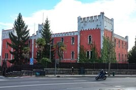 El emblemático edificio de acceso a la antigua fábrica de armas de La Vega.