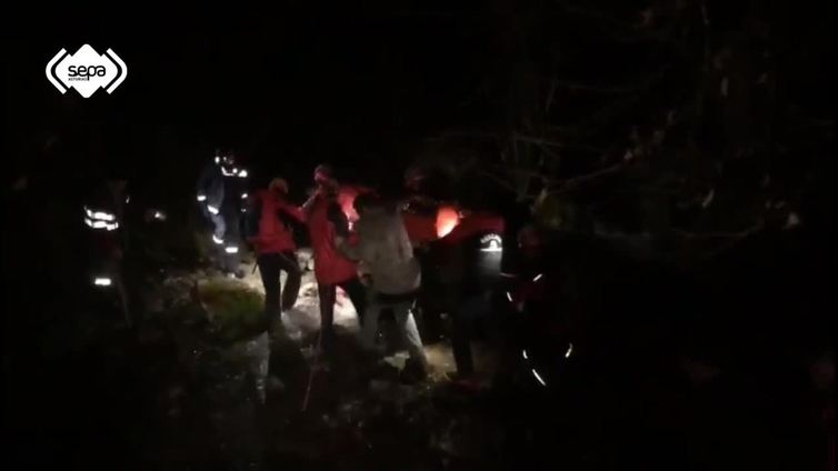 Los bomberos rescatan a un senderista herido en Aller
