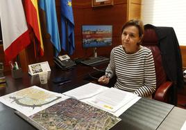 La alcaldesa de Gijón, Carmen Moriyón, en su despacho con planos de la zona oeste.