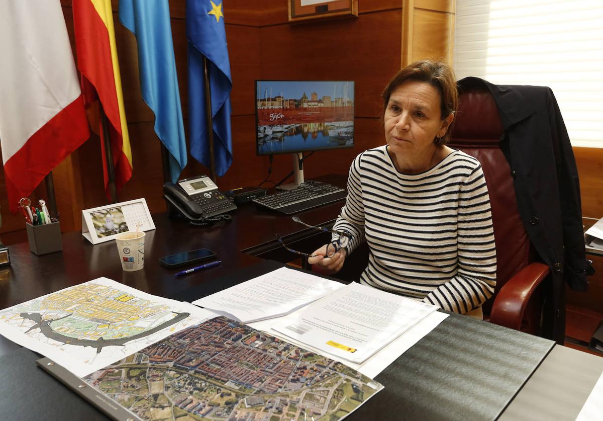 La alcaldesa de Gijón, Carmen Moriyón, en su despacho con planos de la zona oeste.