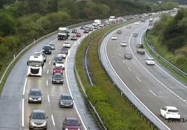 Atasco de coches en la autopista 'Y' captada por las cámaras de Tráfico.