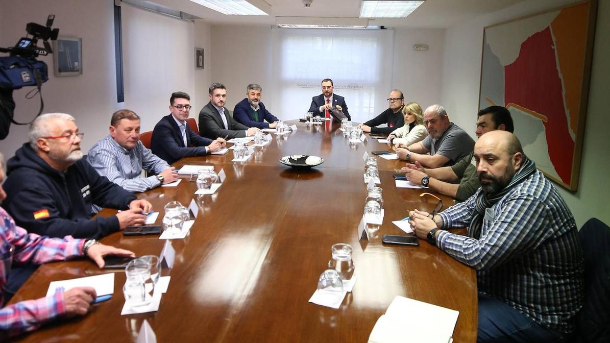 El presidente del Principado, Adrián Barbón, en la reunión con las asociaciones vecinales de Gijón.
