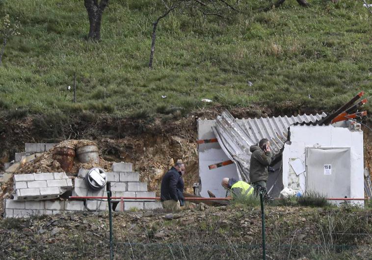 Los investigadores, en la caseta en la que se produjo la explosión.