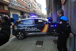 Un coche de la Policía Nacional accede a los juzgados de Avilés.