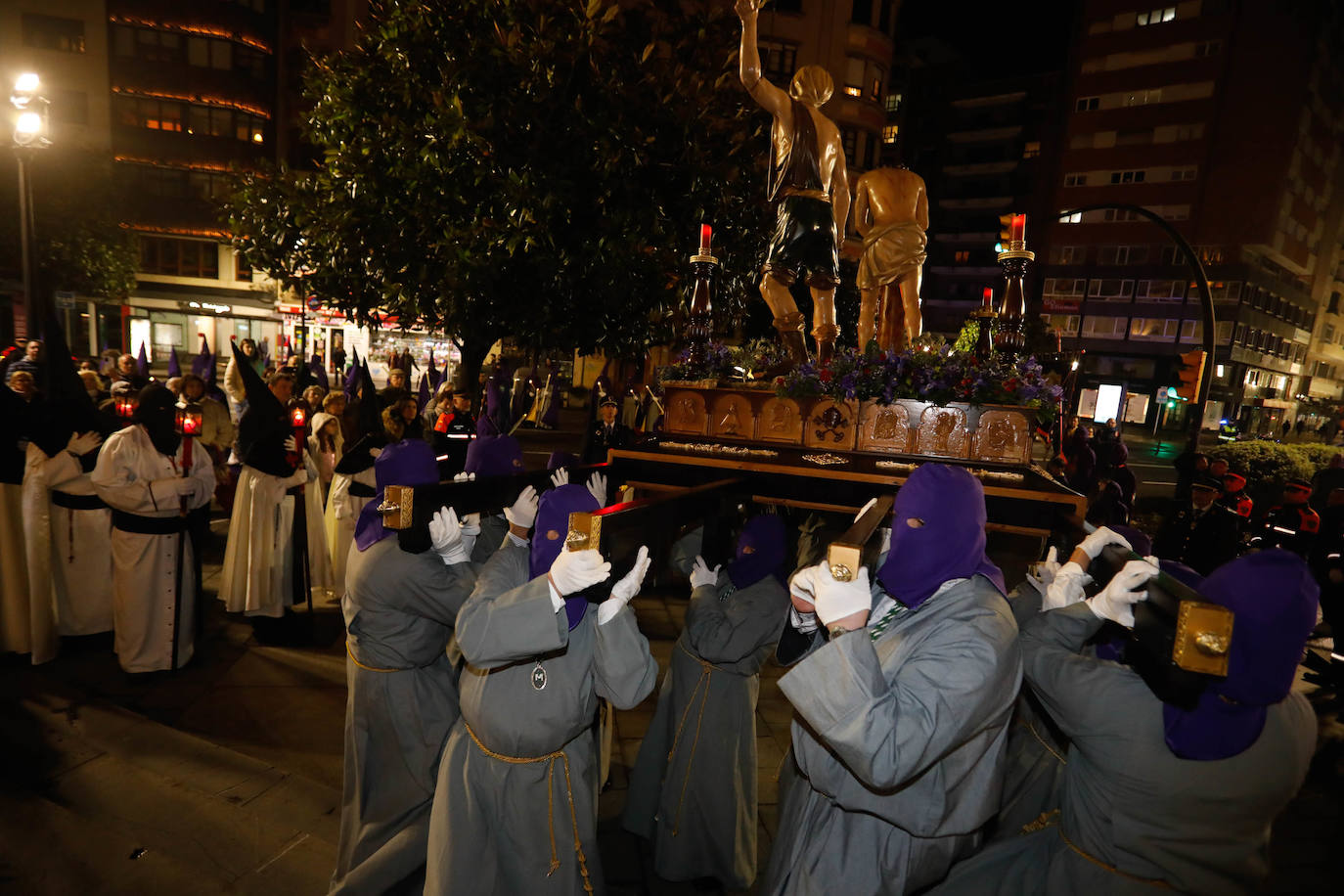 La procesión del Silencio de Gijón evita la lluvia