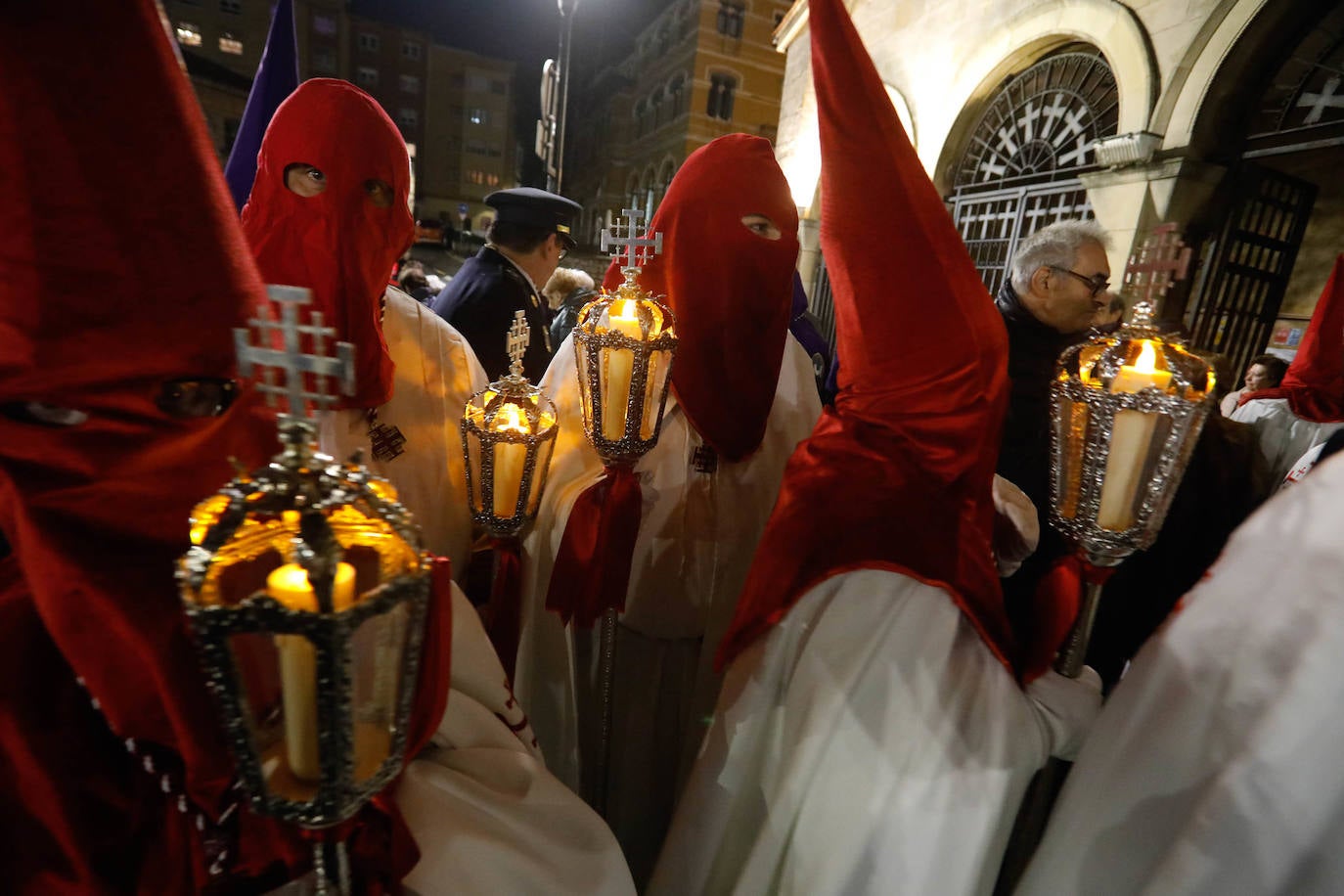 La procesión del Silencio de Gijón evita la lluvia