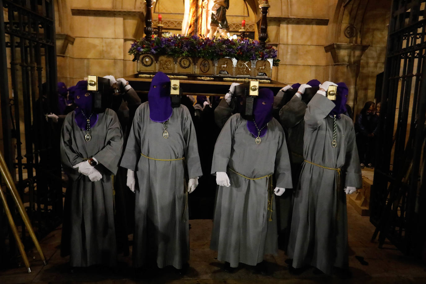 La procesión del Silencio de Gijón evita la lluvia