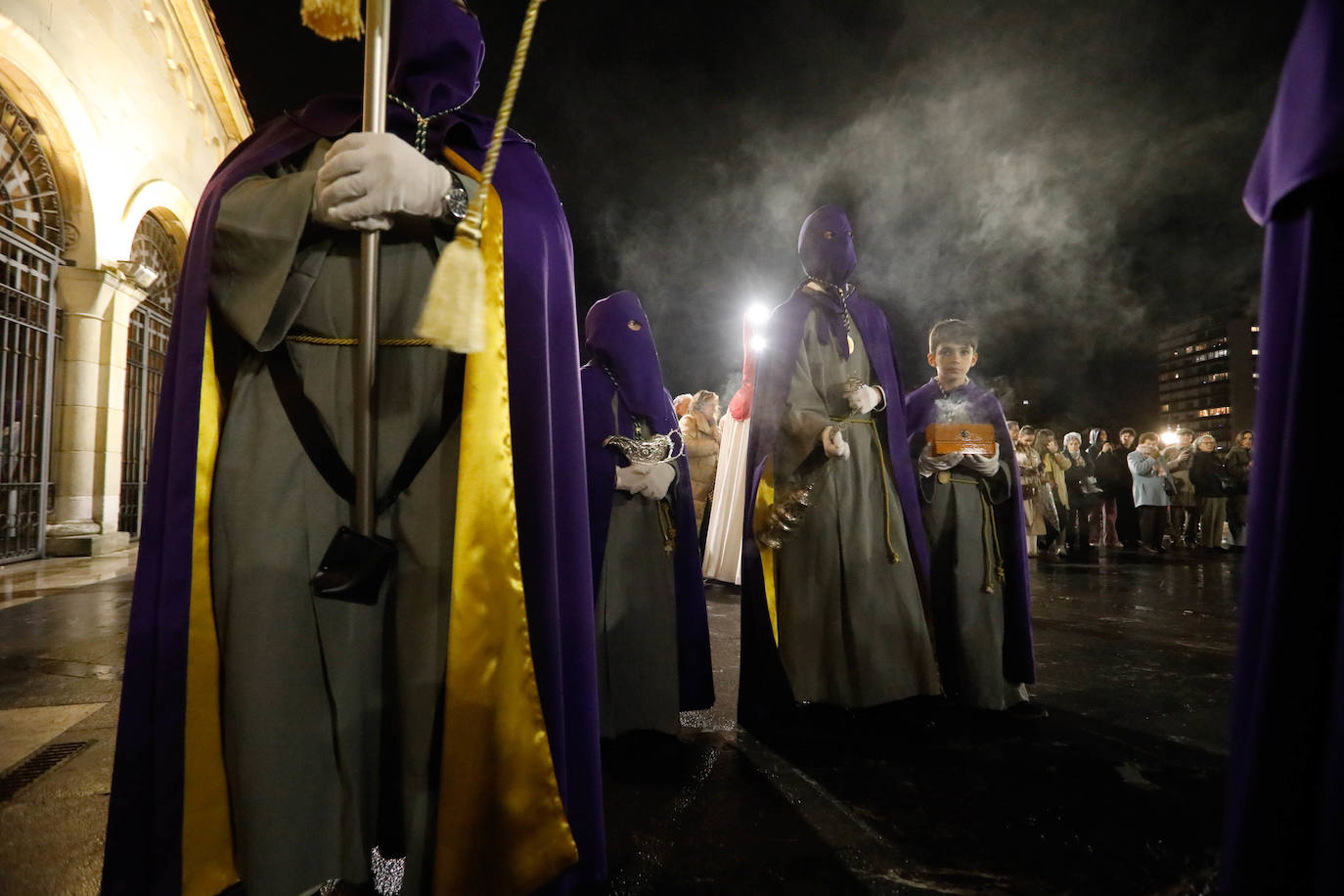 La procesión del Silencio de Gijón evita la lluvia