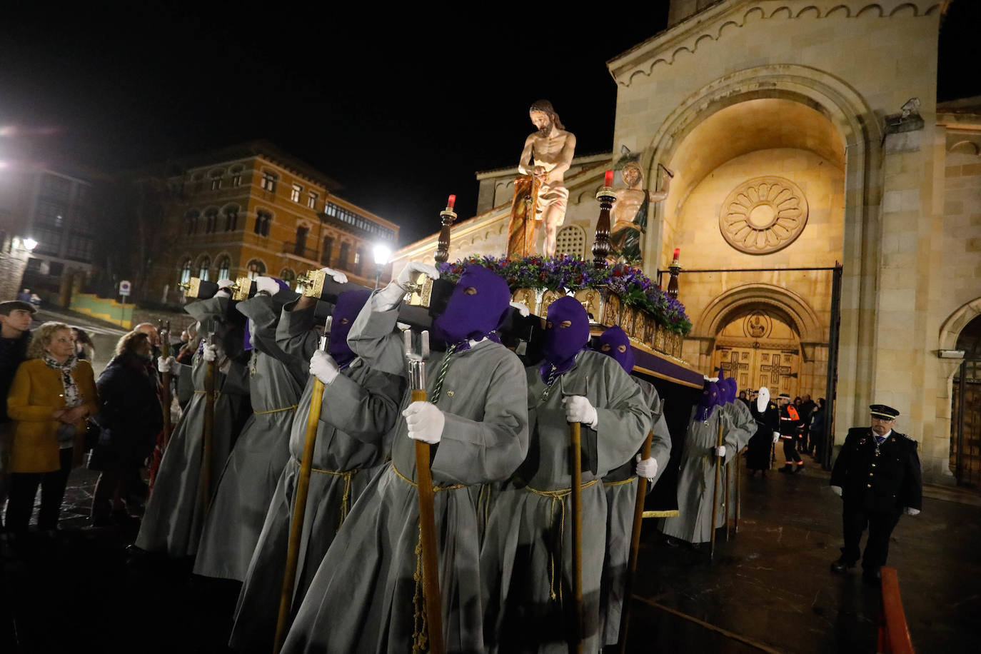 La procesión del Silencio de Gijón evita la lluvia