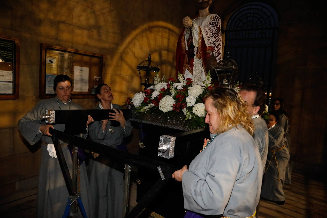 La procesión del Silencio de Gijón evita la lluvia