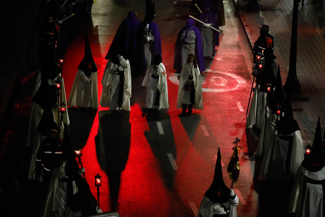 La procesión del Silencio de Gijón evita la lluvia