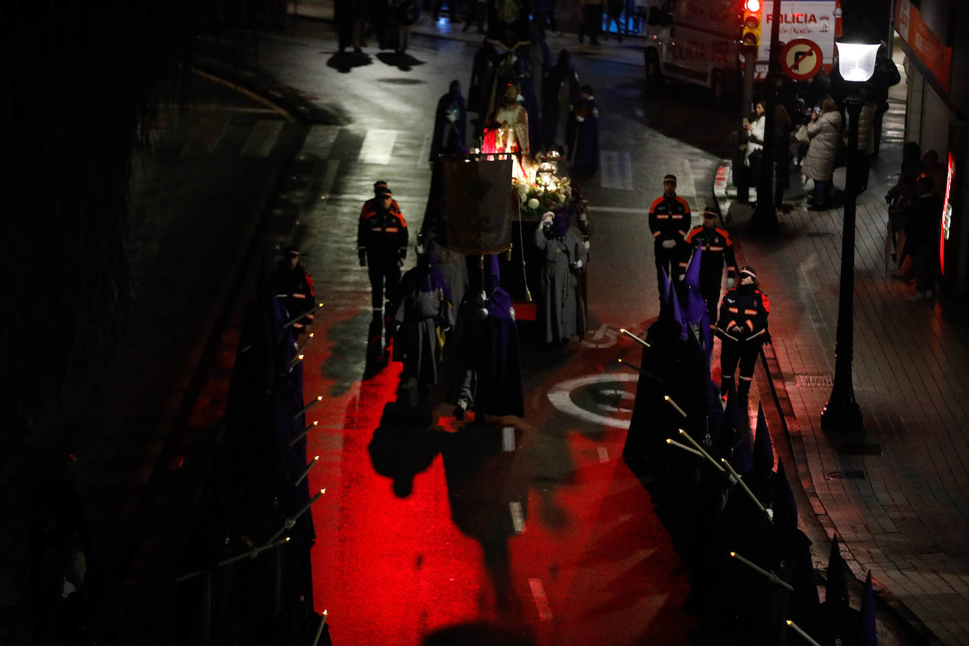 La procesión del Silencio de Gijón evita la lluvia