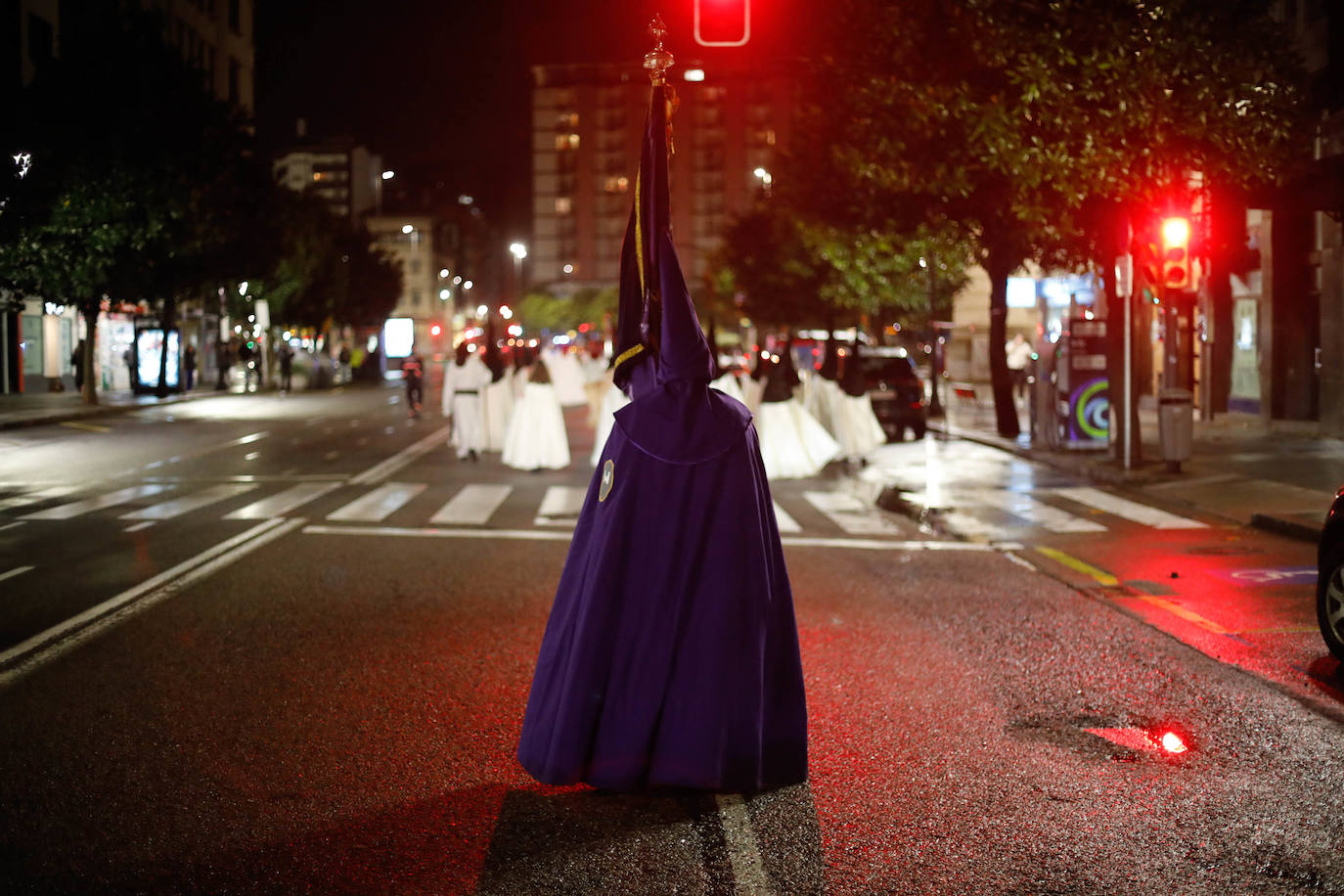 La procesión del Silencio de Gijón evita la lluvia