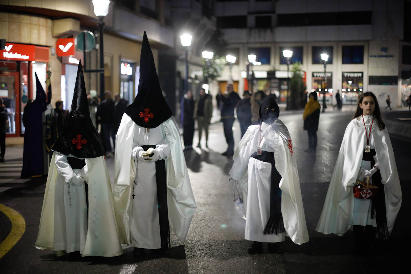 La procesión del Silencio de Gijón evita la lluvia