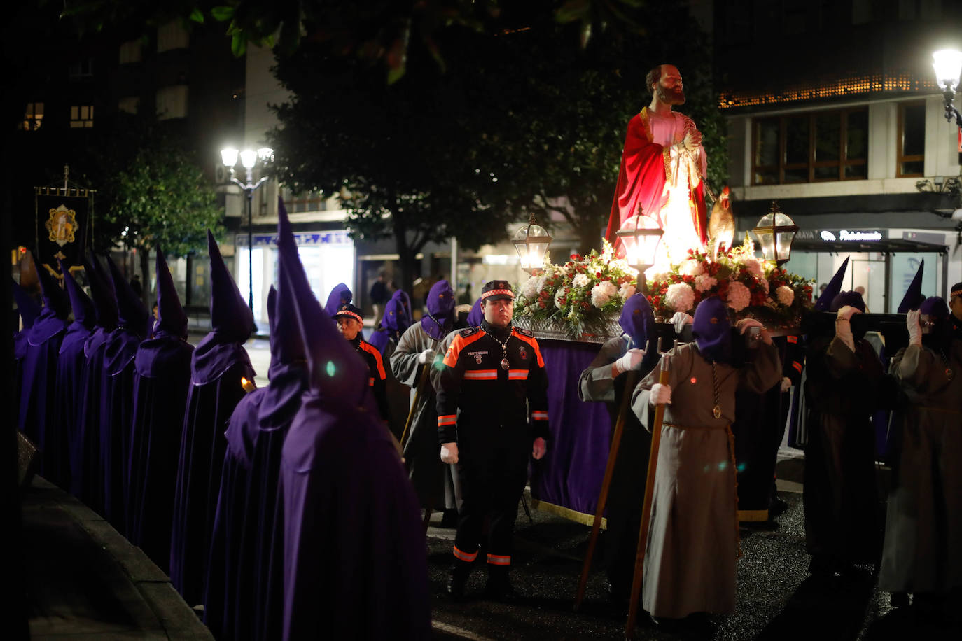 La procesión del Silencio de Gijón evita la lluvia