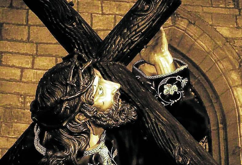 La figura de Jesusín de Galiana, de 1949 que sustituyó a la perdida en la Guerra Civil, es una de las más destacadas de Avilés.