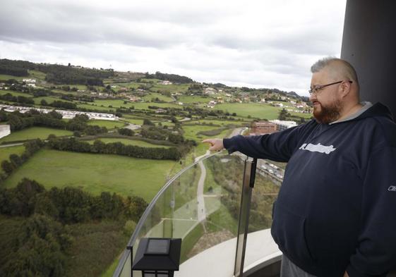 Javier Vega muestra desde su terraza la zona por la que discurriría la carretera de cuatro carriles que el Ministerio de Transportes plantea ahora como alternativa al vial soterrado de acceso al Puerto.