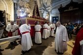 El párroco Javier Suárez, en primer término, junto a los cofrades y la imagen, en el interior de la basílica de San Juan el Real.