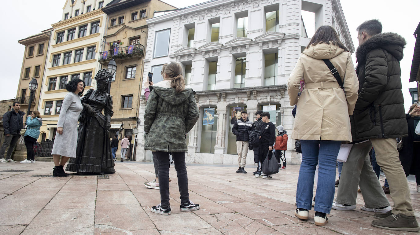 Asturias se echa a las calles pese al mal tiempo