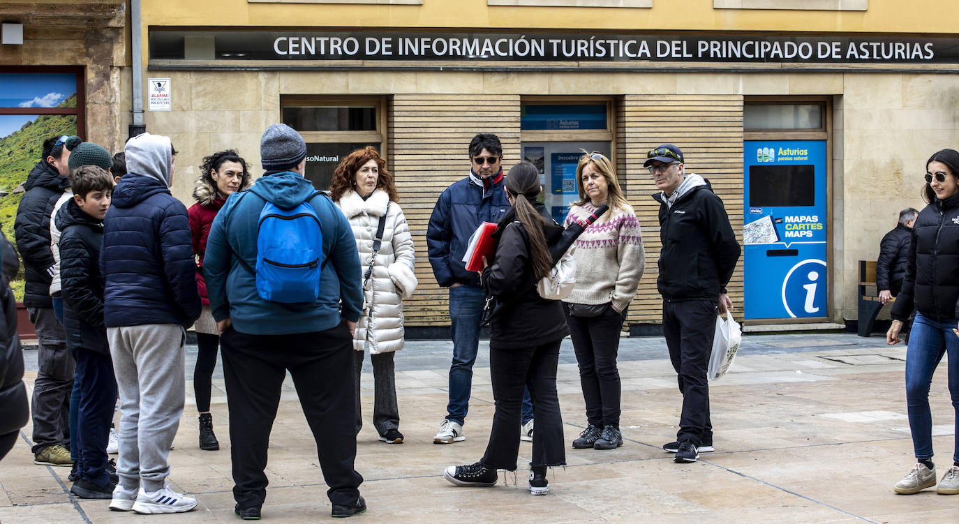 Asturias se echa a las calles pese al mal tiempo