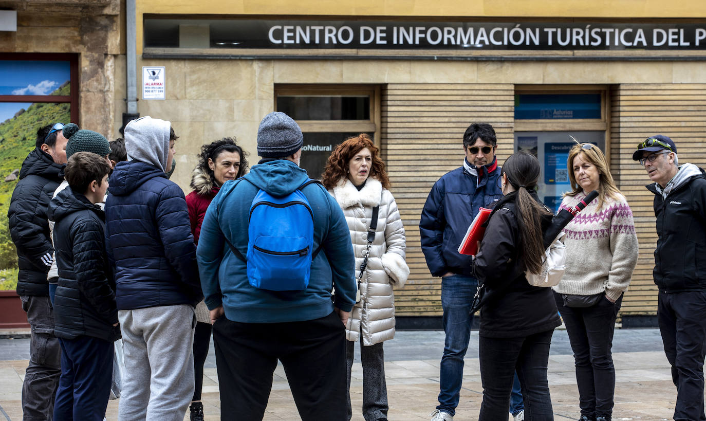 Asturias se echa a las calles pese al mal tiempo