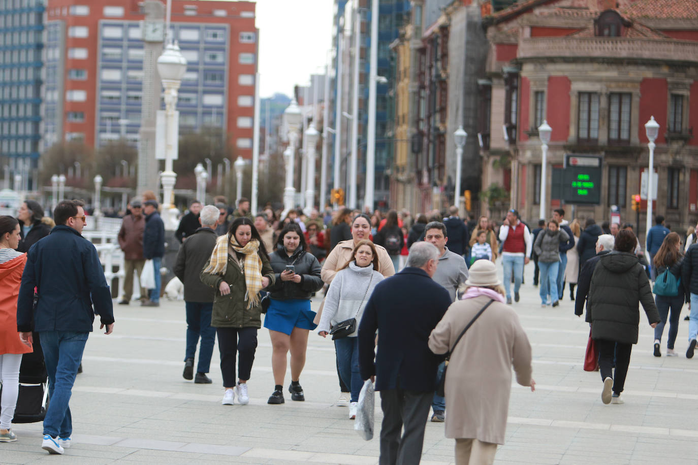 Asturias se echa a las calles pese al mal tiempo