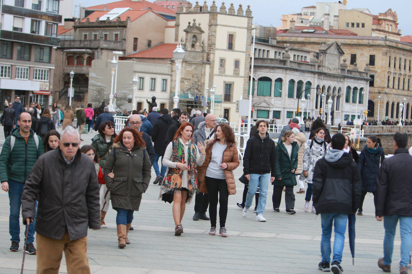 Asturias se echa a las calles pese al mal tiempo