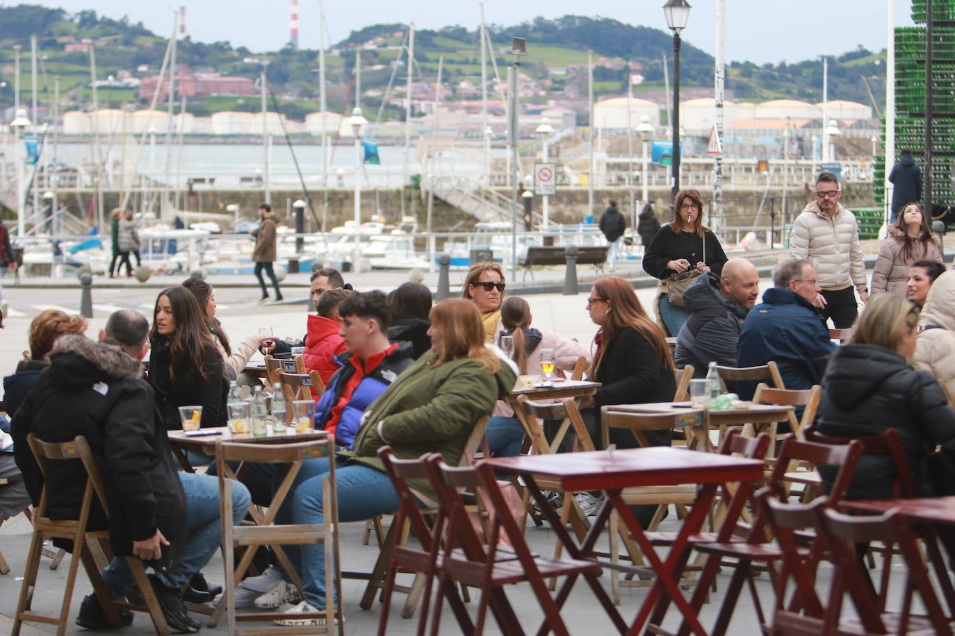 Asturias se echa a las calles pese al mal tiempo