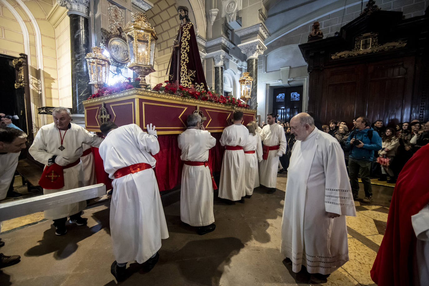 Jesús Cautivo procesiona dentro de la basílica de San Juan