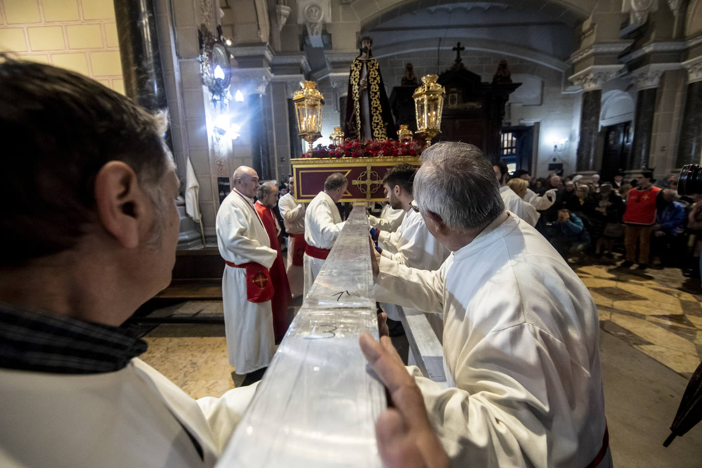 Jesús Cautivo procesiona dentro de la basílica de San Juan