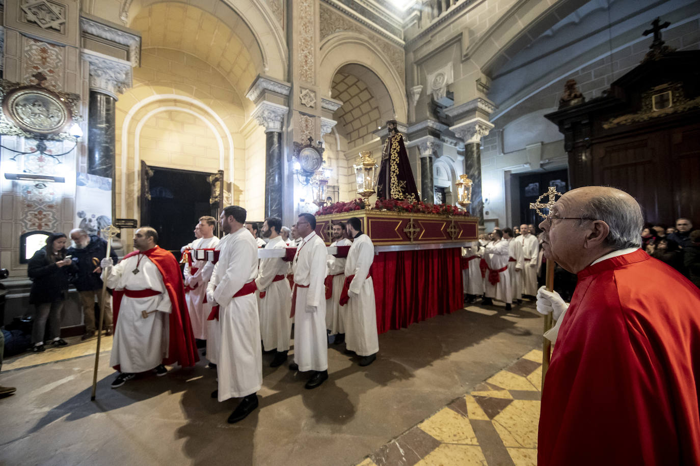 Jesús Cautivo procesiona dentro de la basílica de San Juan