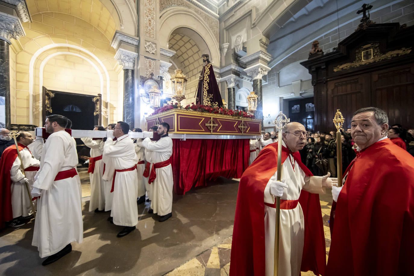 Jesús Cautivo procesiona dentro de la basílica de San Juan