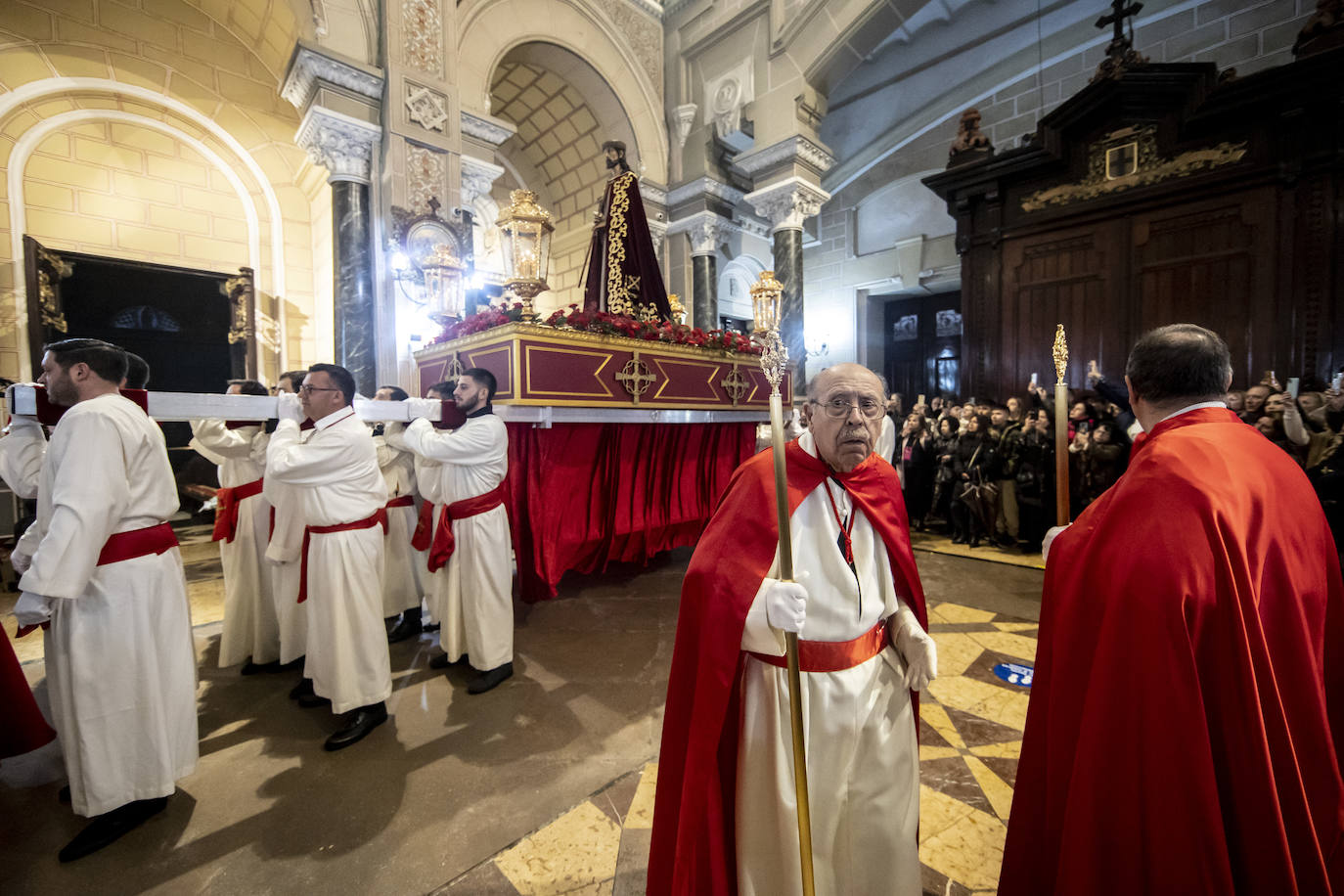 Jesús Cautivo procesiona dentro de la basílica de San Juan