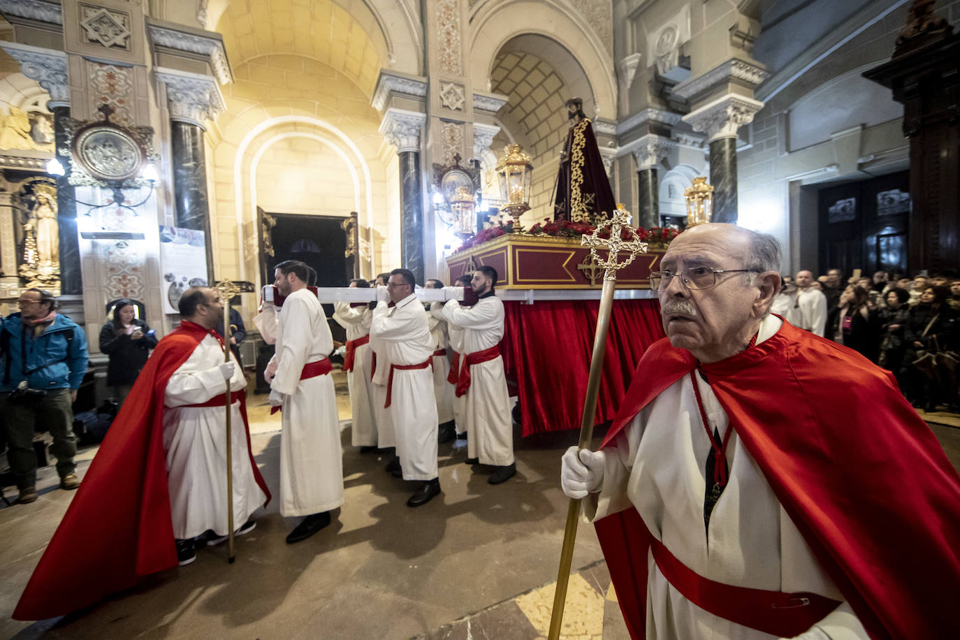Jesús Cautivo procesiona dentro de la basílica de San Juan