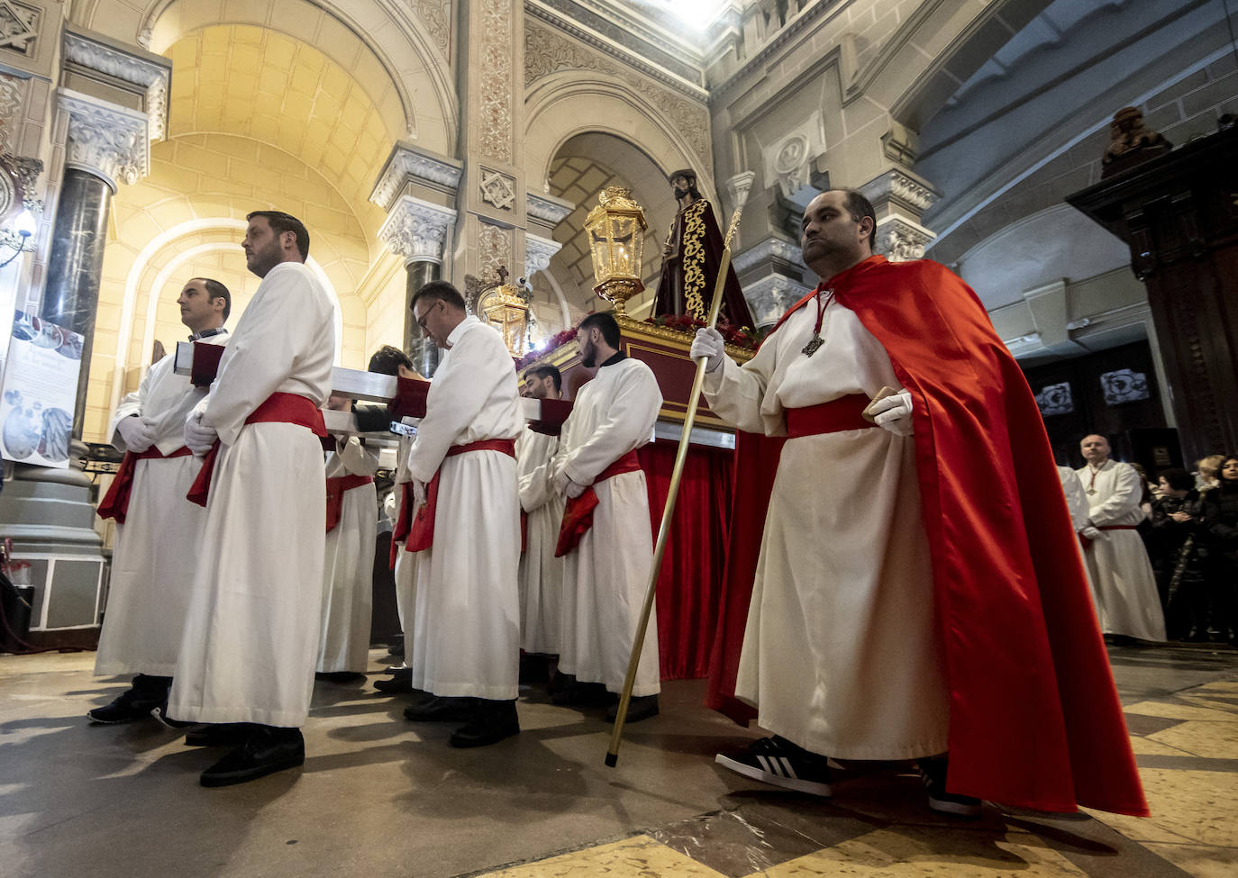 Jesús Cautivo procesiona dentro de la basílica de San Juan