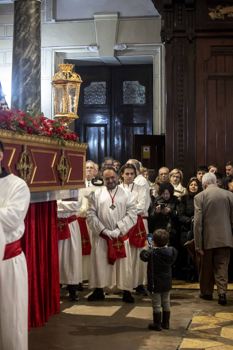 Jesús Cautivo procesiona dentro de la basílica de San Juan