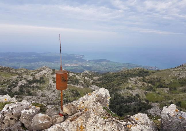 Vistas cercanas a la mar y, hacia el sur, los Picos de Europa: desde la Mua y el Mirueñu hay mucho que mirar