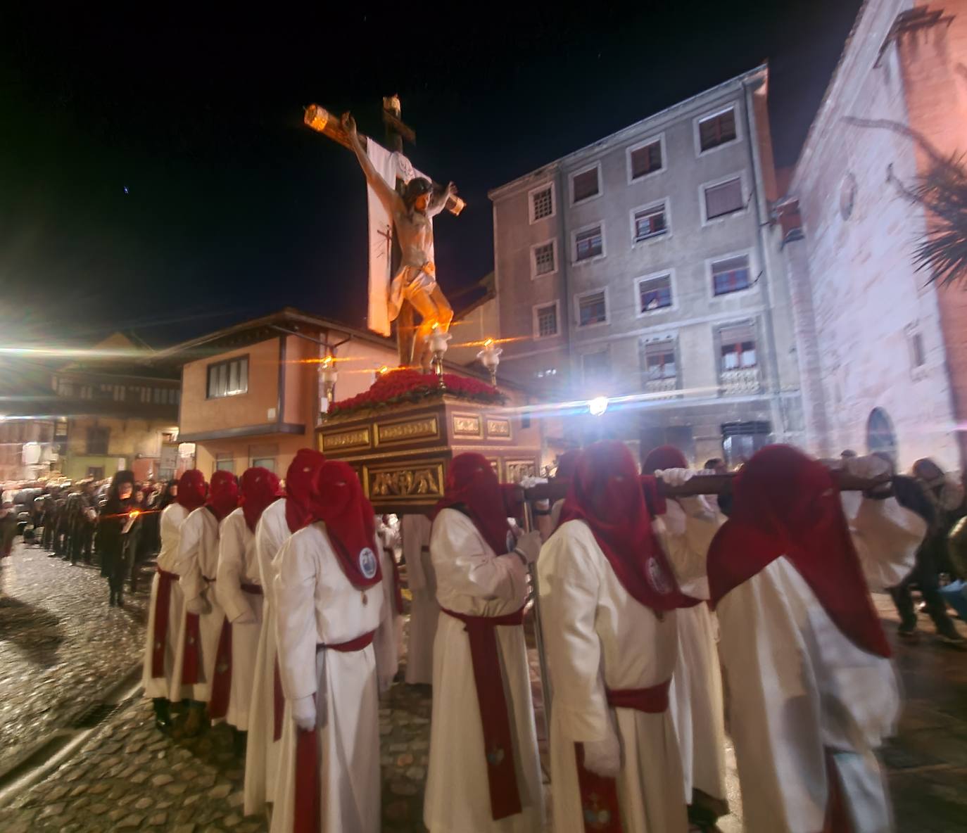 La lluvia da una tregua a la procesión de las Siete Palabras de Grado