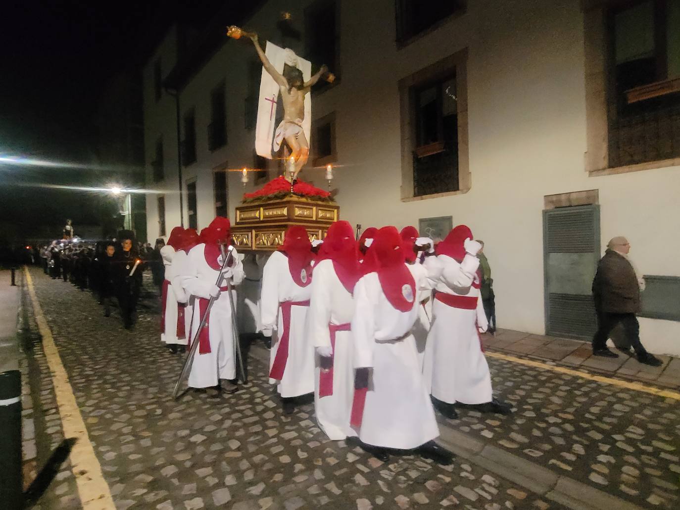 La lluvia da una tregua a la procesión de las Siete Palabras de Grado