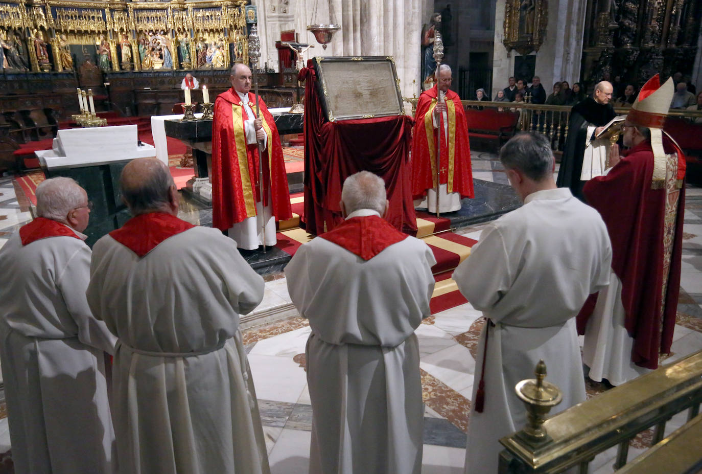 El Santo Sudario se exhibe en la Catedral