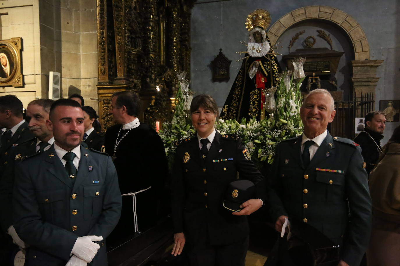 Así fue el acto de Viernes Santo en la iglesia de San Isidoro de Oviedo