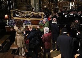 Así fue el acto de Viernes Santo en la iglesia de San Isidoro de Oviedo