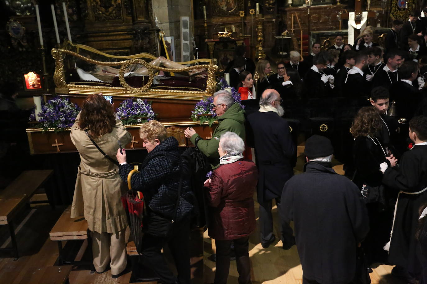 Así fue el acto de Viernes Santo en la iglesia de San Isidoro de Oviedo