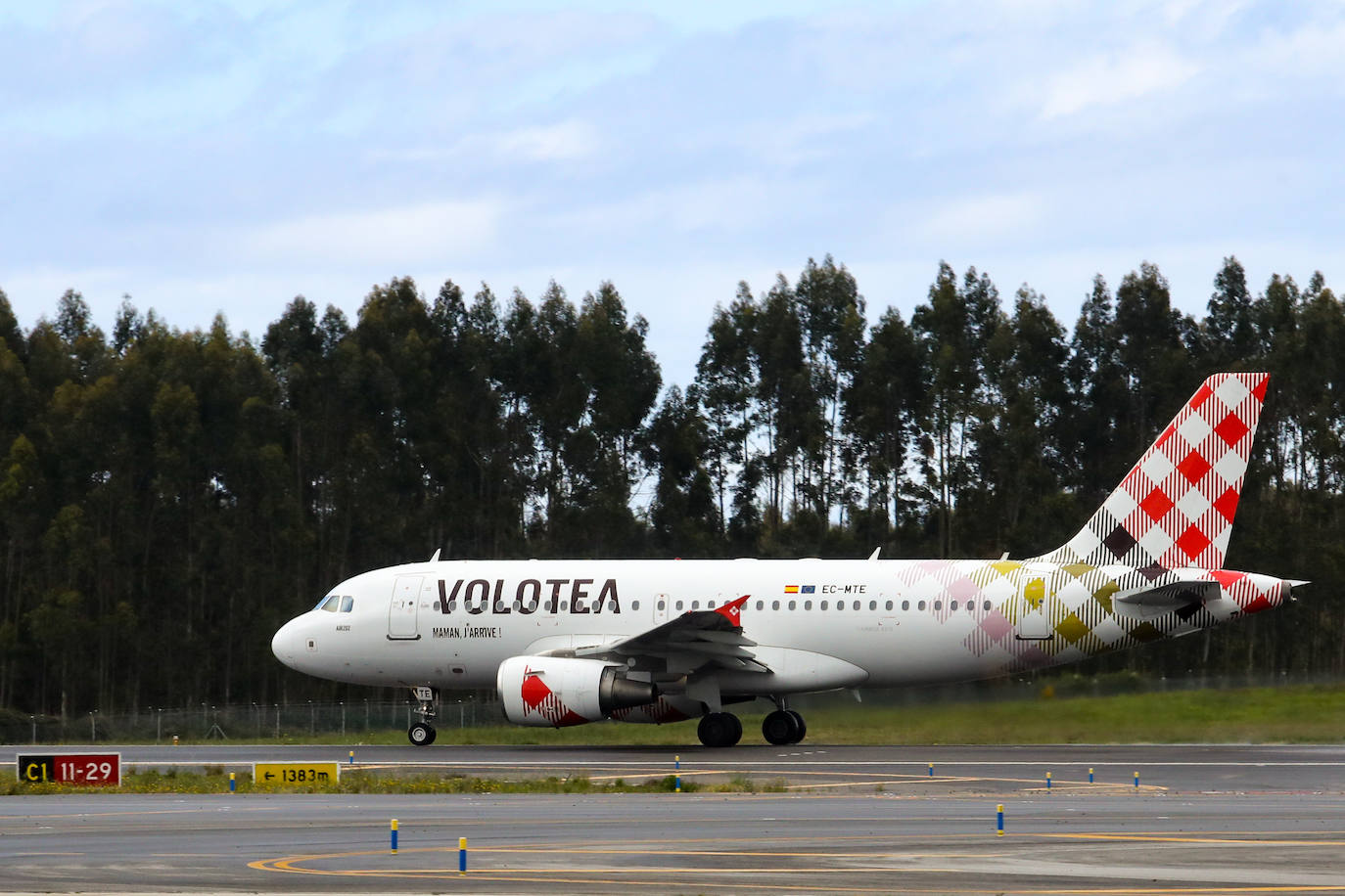 Un avión de Volotea, en la pista del Aeropuerto de Asturias.