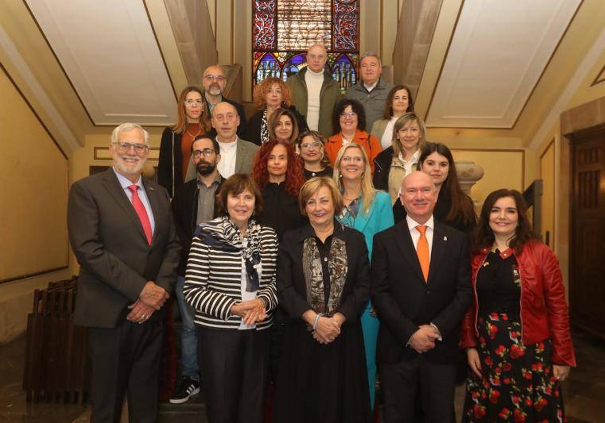 Delegación de la ciudad de San Agustín de La Florida, junto a la alcaldesa de Avilés en el Ayuntamiento.