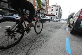 Estado del asfalto en la avenida de Los Telares, la N-632a.