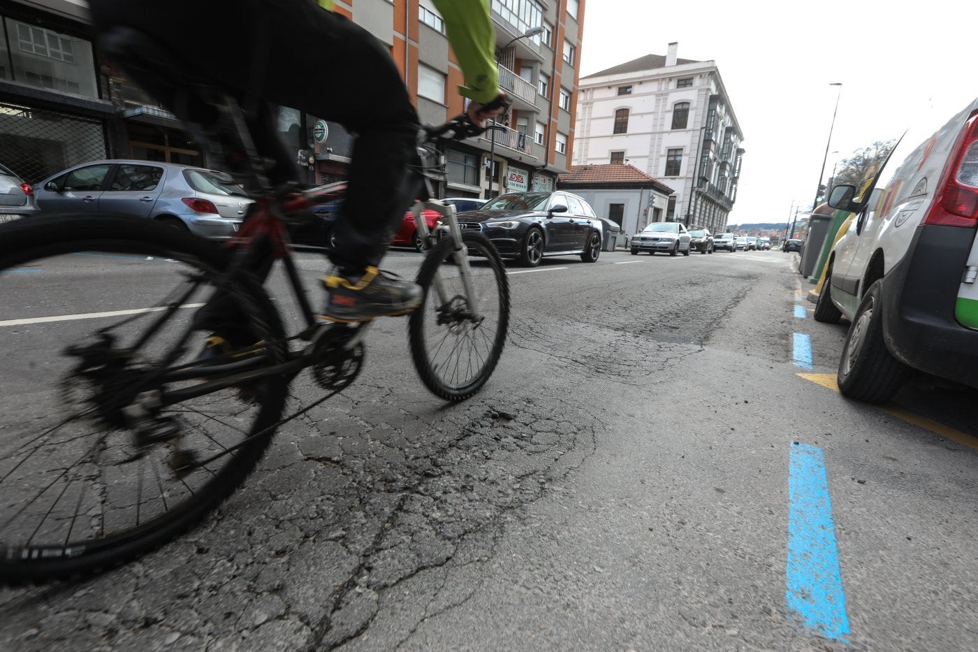 Estado del asfalto en la avenida de Los Telares, la N-632a.