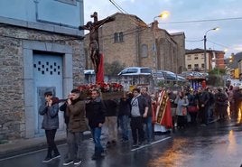 El Cristo de la Paz, el viernes, en Turón.