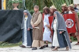 Los sacerdotes conducen a Jesús ante Pilatos.