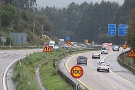 Imagen del tráfico en las obras de la Y en Serín en dirección a Avilés, ahora paralizadas.